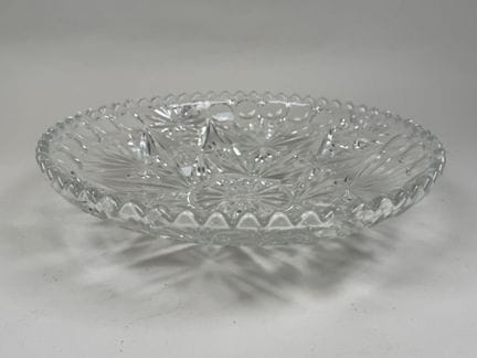 Copa circular con base de cristal tallado.
Altura: