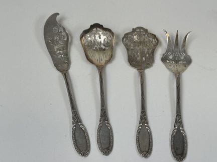 Cuatro cubiertos de postre de plata 950/1000, con 