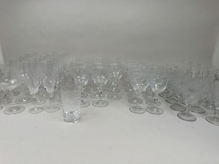 Varias piezas de una vajilla de cristal y vidrio, 