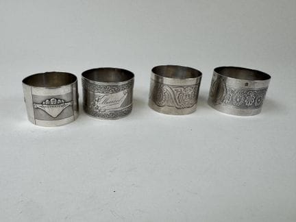 4 servilleteros de plata 950/1000, con diversos mo
