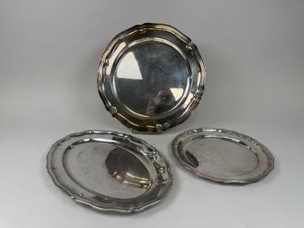 Trois plats de service en métal argenté de forme o