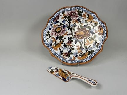 GIEN.
Large scalloped earthenware dish decorated w
