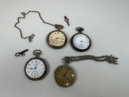 Set composto da tre orologi da tasca e un orologio