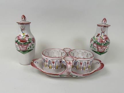 圣克莱门特及其他品牌。
彩绘陶制油醋瓶，饰有公鸡图案。
高18厘米（瓶身）。
（三种底座和瓶身组合）