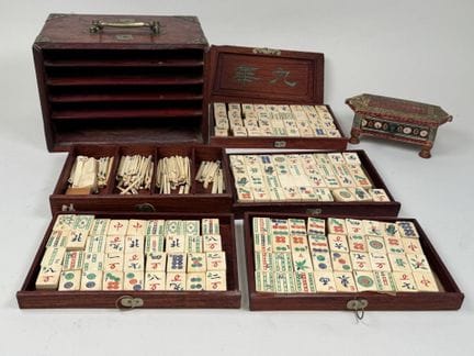 ASIE, XXe.
Jeu de Mah-jong en bois et os.
Présenté