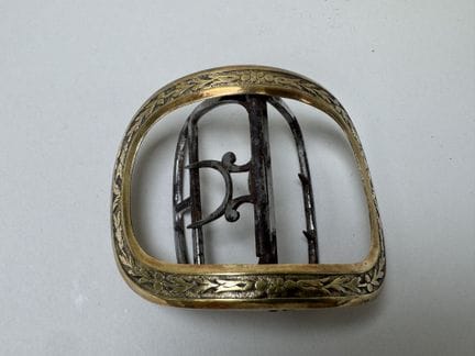 Boucle de ceinture en argent doré et métal à décor
