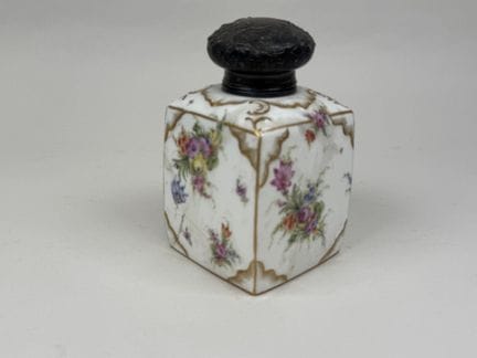 马蒂亚尔·雷东（Martial REDON），19世纪末至20世纪初。
彩绘瓷瓶，饰以金彩，各面均饰