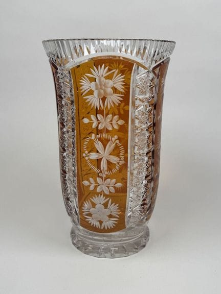 Gran jarrón de cristal tallado y parcialmente deco