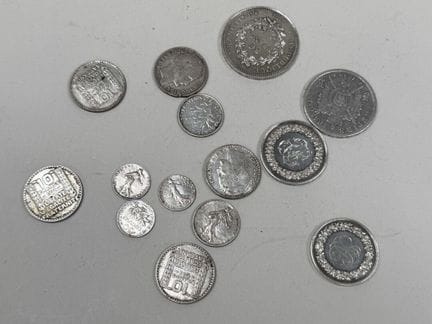 Lote de monedas de plata compuesto por:
- una mone