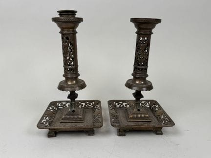 Paire de flambeaux en bronze patiné, doré et ajour