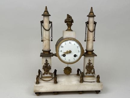 Petite pendule portique à décor de deux colonnes e