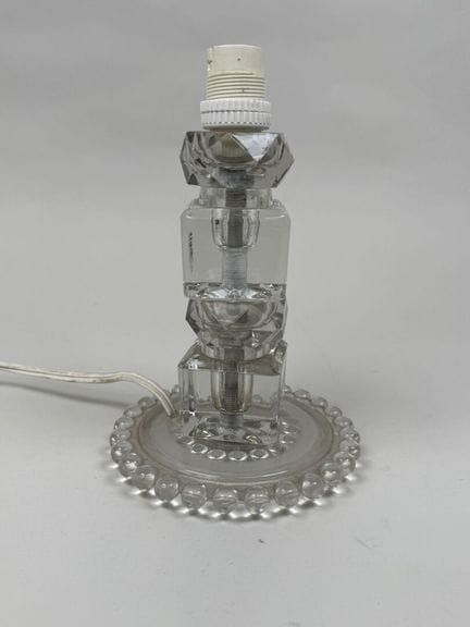 Pequeña lámpara de cristal moldeado, con pie circu