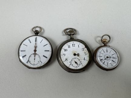Tre orologi da tasca in argento e metallo.
Diametr