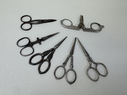 Petite collection de 6 paires de ciseaux à couture