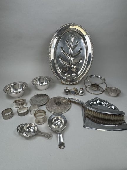 Silver plated set including:
- a large oval platte