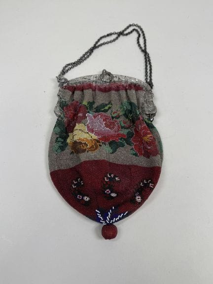 Bourse aumônière en métal et perles à décor de fle