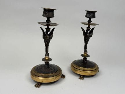 Par de candelabros de bronce con doble pátina y de