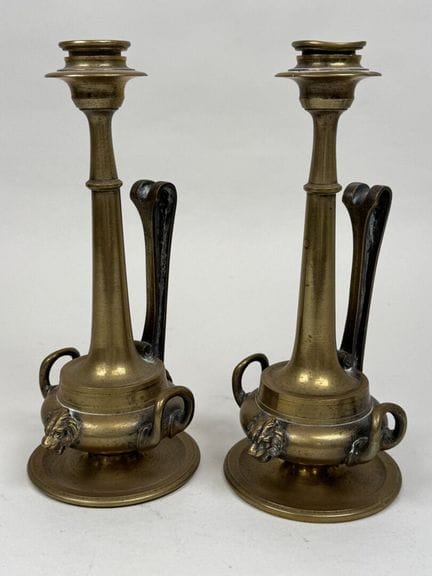 Par de pequeños candelabros de bronce esculpido y 