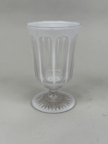Pequeña copa con pie, de cristal tallado y parcial