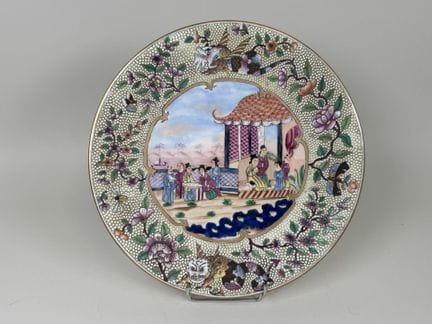 ASIA, 20th century.
Large circular dish in polychr