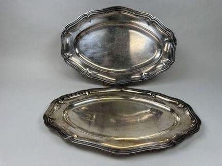 Paire de plats oblongues en métal argenté modèle à