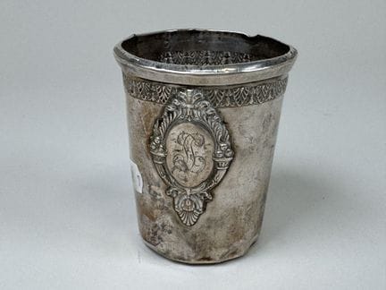 950/1000 silver goblet, decorated with a medallion