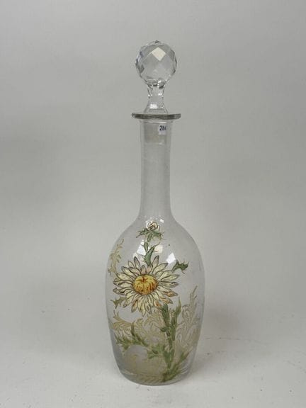 Carafe en verre moulé à décor émaillé d'une fleur 