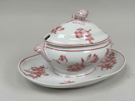 白色与粉色瓷质固定底座上的调味汁碗，饰有叶纹，盖柄呈橡果状。
19世纪。
15 x 24 x 15 