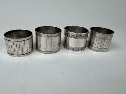 4 servilleteros redondos de plata 950/1000, con di