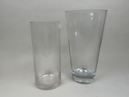 Dos jarrones importantes de cristal y vidrio, uno 