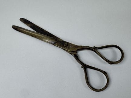 Grand paire de ciseaux en bronze ou laiton ciselé.