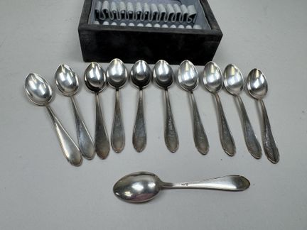 Juego de 11 cucharillas de moka de plata 800/1000.