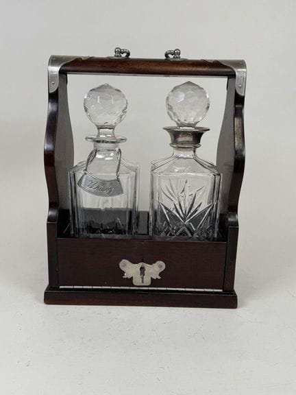 Deux carafes à whisky en verre moulé et pressé.
Pr