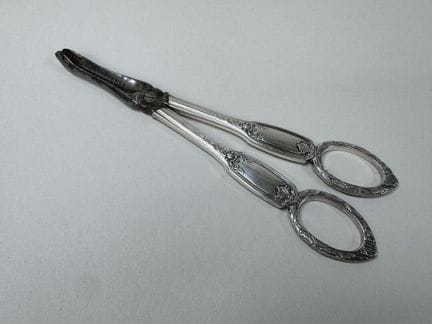 Ciseaux à sucre en argent et métal à décor ciselé 