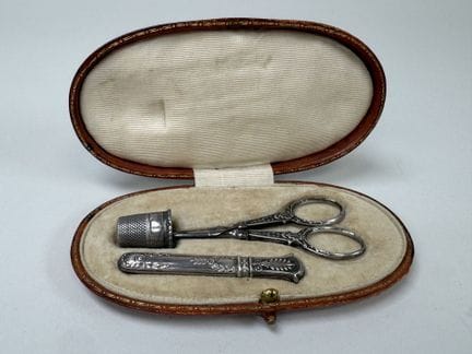 Nécessaire à couture en argent et métal ciselé com