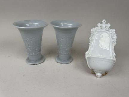 Lot comprenant :
- une paire de vases en verre opa