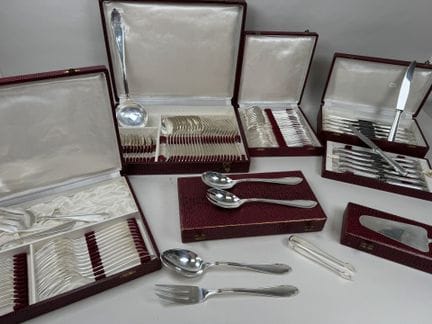 Silver plated cutlery set with a leaf-patterned de