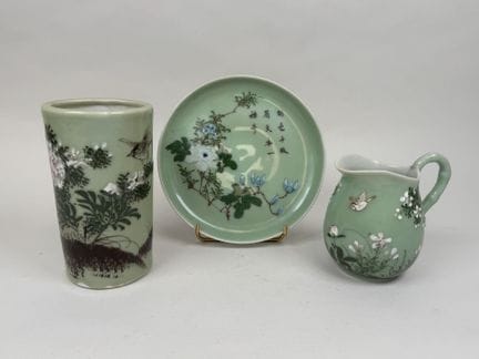 ASIA, siglo XX.
Tres piezas de porcelana policroma