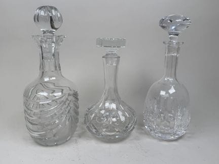 SEVRES et divers.
Trois carafes en cristal et verr