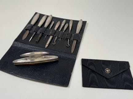 DUNHILL à Paris.
Petit étui en soie à décor d'une 
