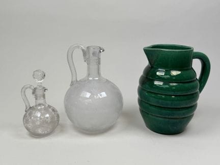 Lote de dos jarras o jarras decorativas de cristal