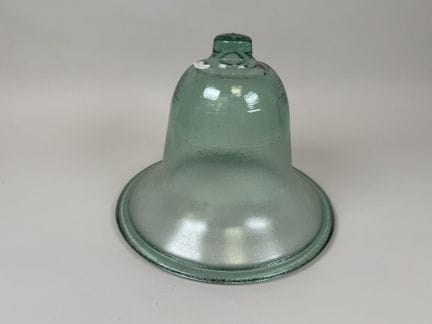 Campana con forma de melón, de cristal moldeado.
A