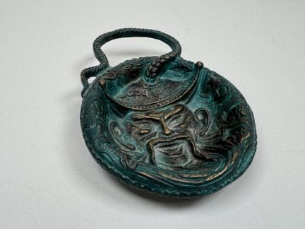 Pequeño cuenco de bronce con pátina verde y dorada