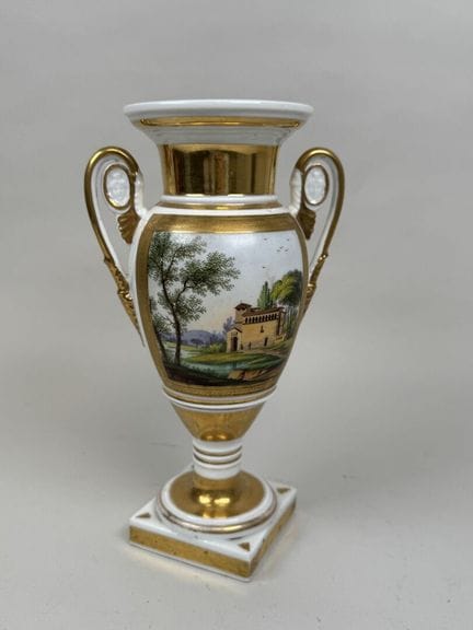PARÍS, distrito XIX;
Jarrón de porcelana policroma