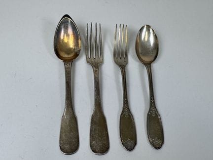 Dos cubiertos de plata 950/1000, con diseño de hoj