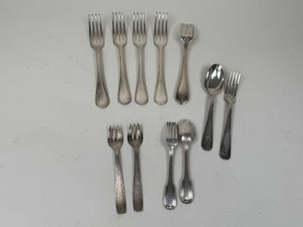 CHRISTOFLE.
Cinq fourchettes de table en métal arg