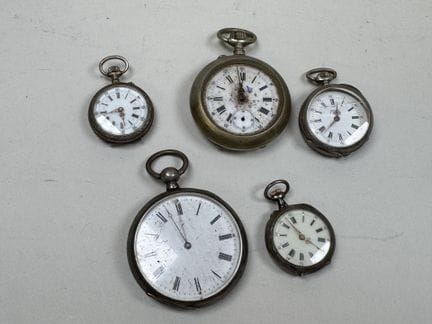 Set di 5 orologi da tasca, di cui 3 in argento.
(p