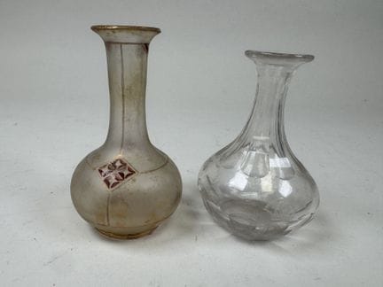 Dos pequeñas jarras de cristal y vidrio:
- una con