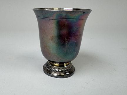 Timbal sobre pedestal de plata 950/1000, con el se
