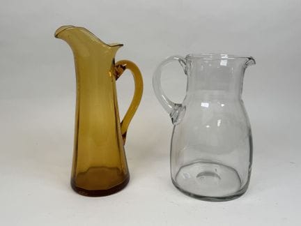 Dos jarras de cristal moldeado y prensado, una de 
